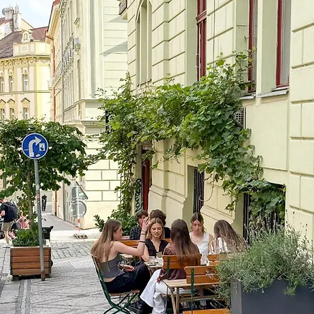Modern Krymska & Francouzska Street Lägenhet *